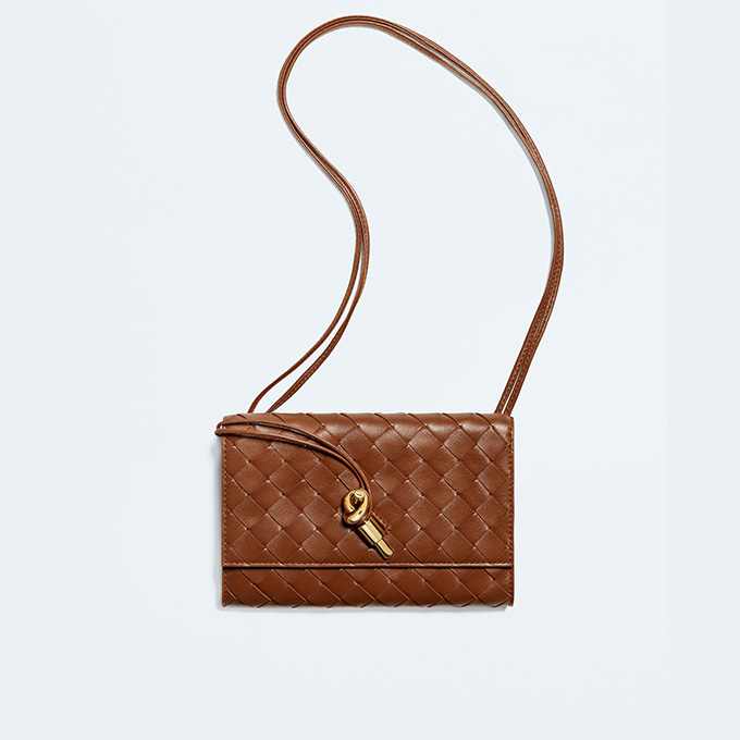bottega veneta andiamo intrecciato woven envelope crossbody bag #836940